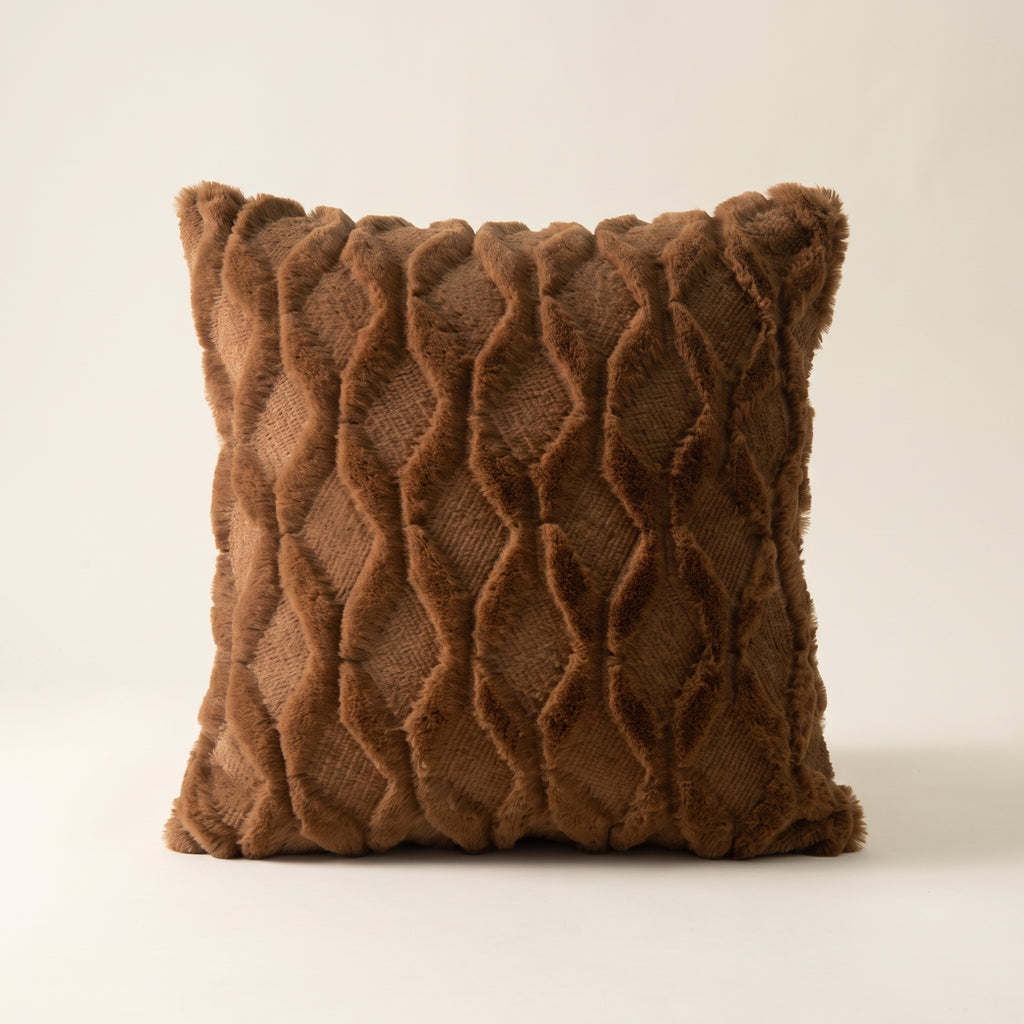 Housse de coussin à poils longs marron, motif de losanges en relief