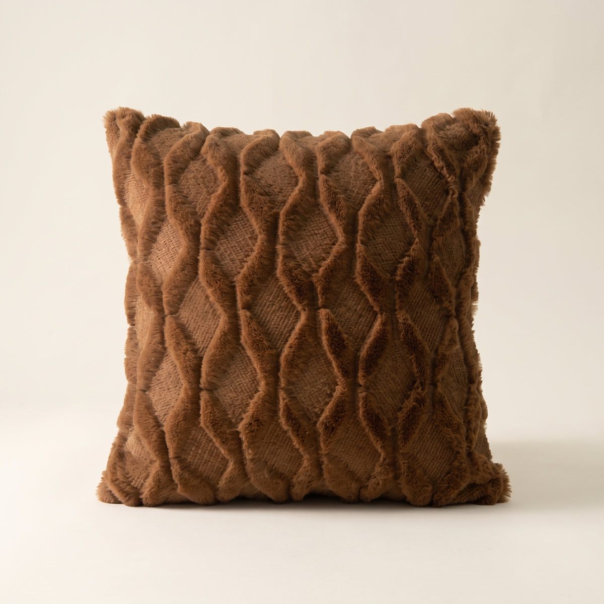 Housse de coussin à poils longs marron, motif de losanges en relief