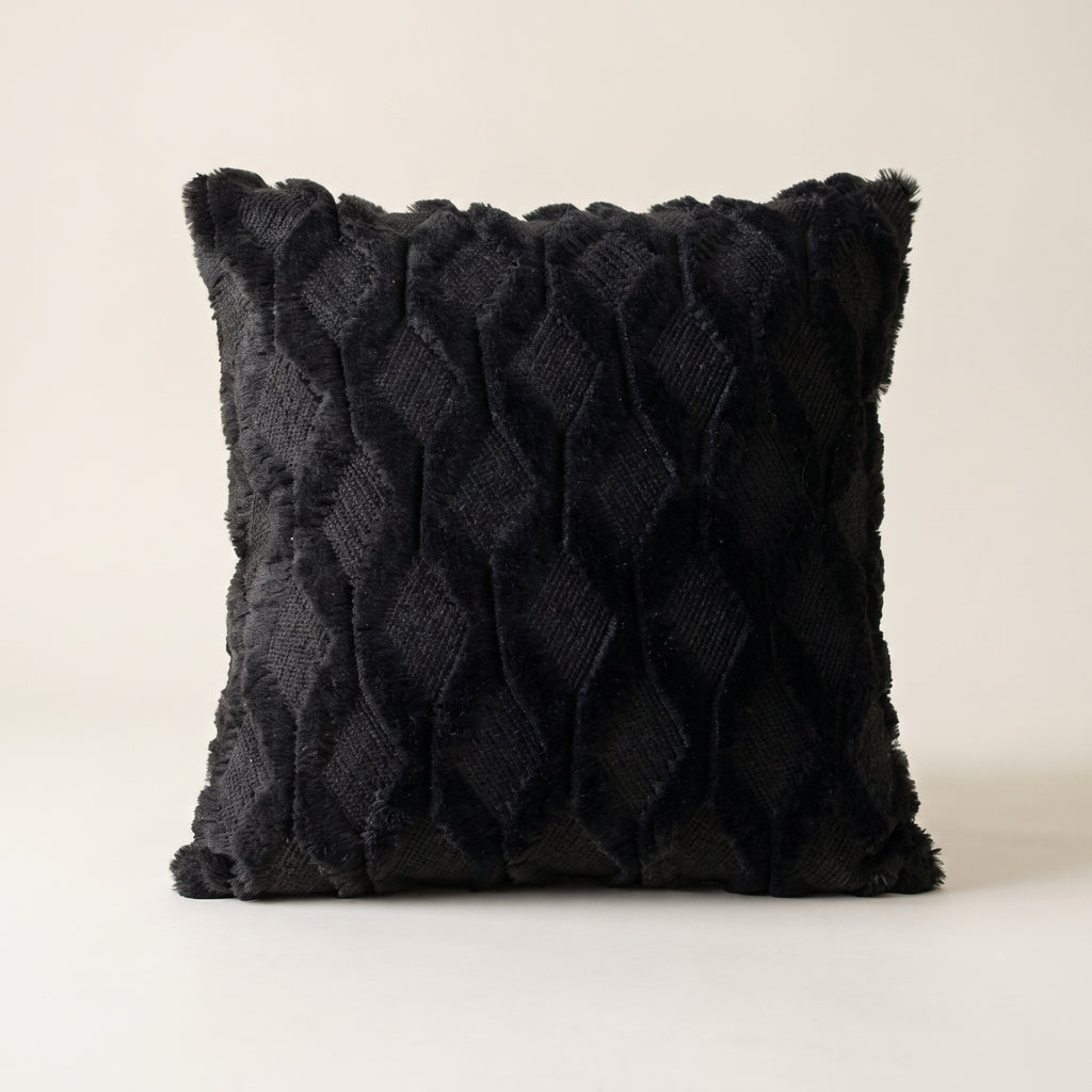 Housse de coussin à poils longs noire, motif de losanges en relief