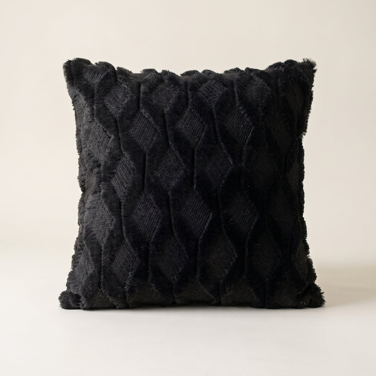 Housse de coussin à poils longs noire, motif de losanges en relief