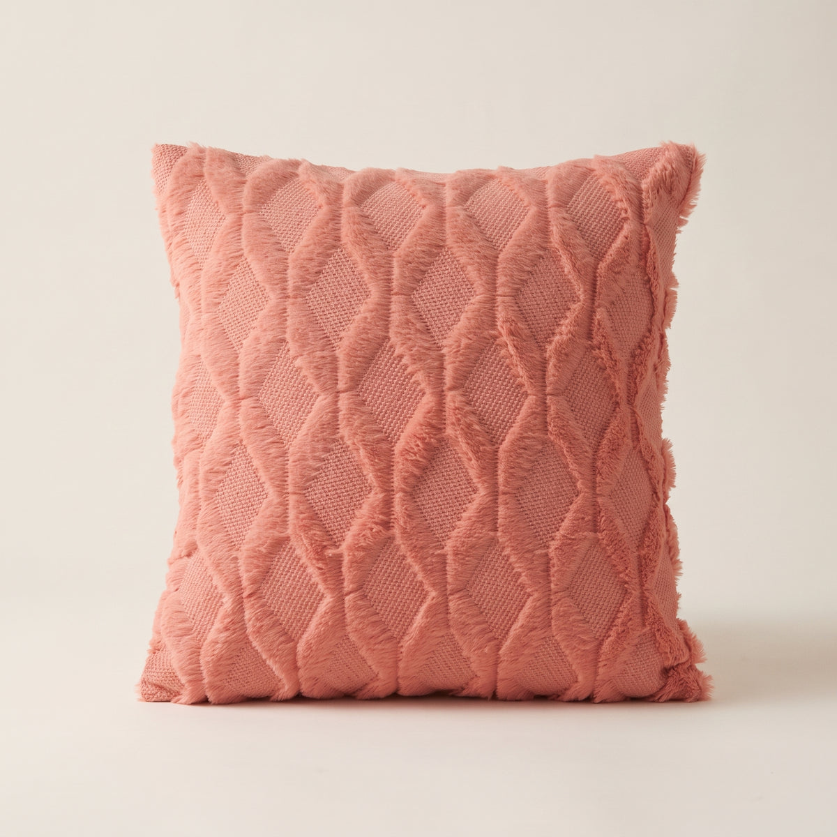 Housse de coussin à poils longs saumon, motif de losanges en relief