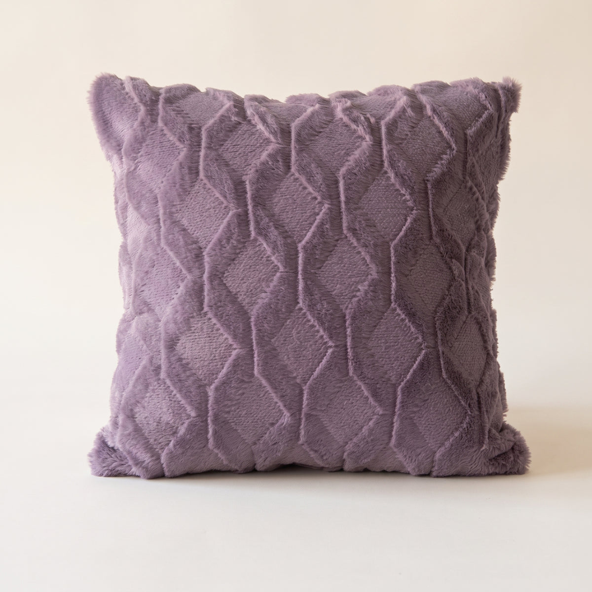 Housse de coussin à poils longs violette, motif de losanges en relief