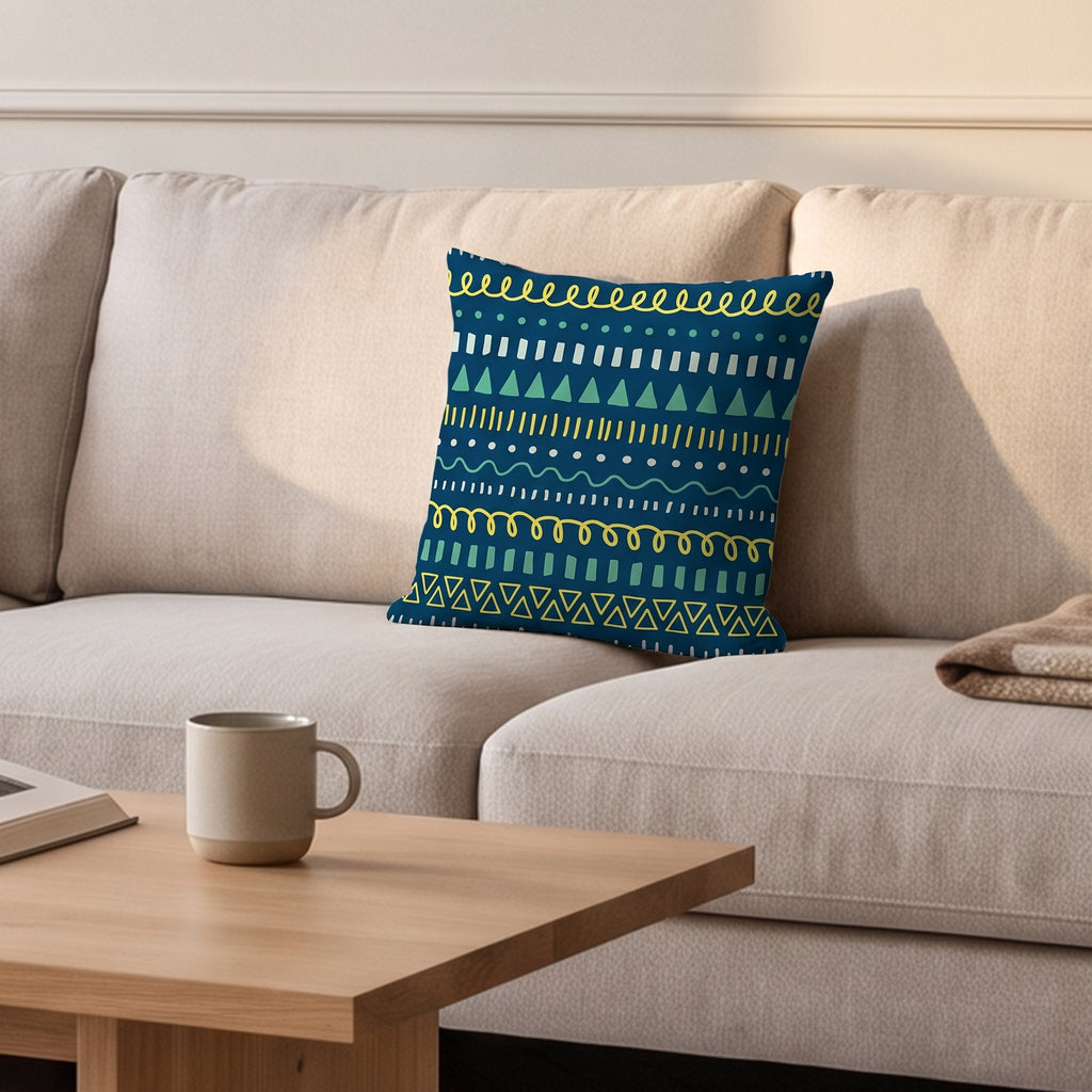 Housse de coussin, frise ethnique bleu et jaune, posée sur un canapé dans un salon