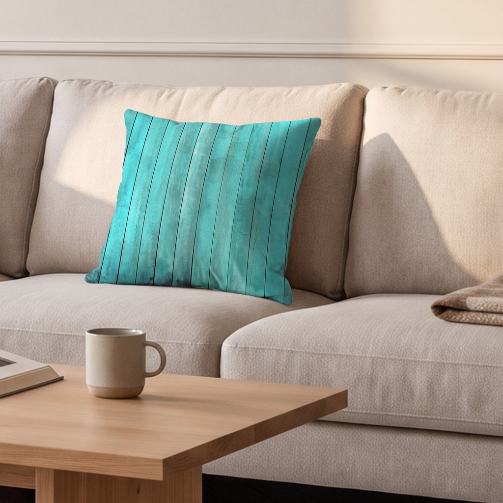 Housse de coussin, lames de bois turquoise, posée sur un canapé dans un salon