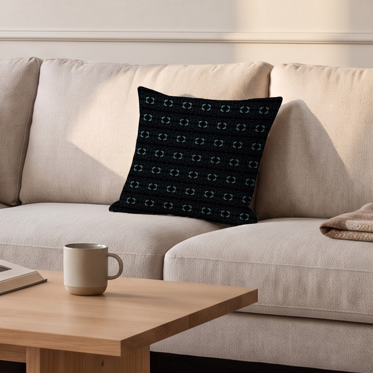 Housse de coussin, petits motifs sur noir, posée sur un canapé dans un salon