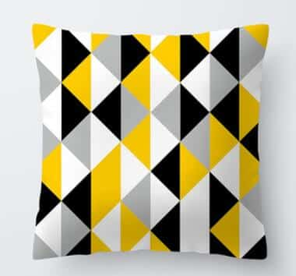 Housse de coussin jaune, triangles assemblés en losanges jaunes, noirs et gris, modèle 9