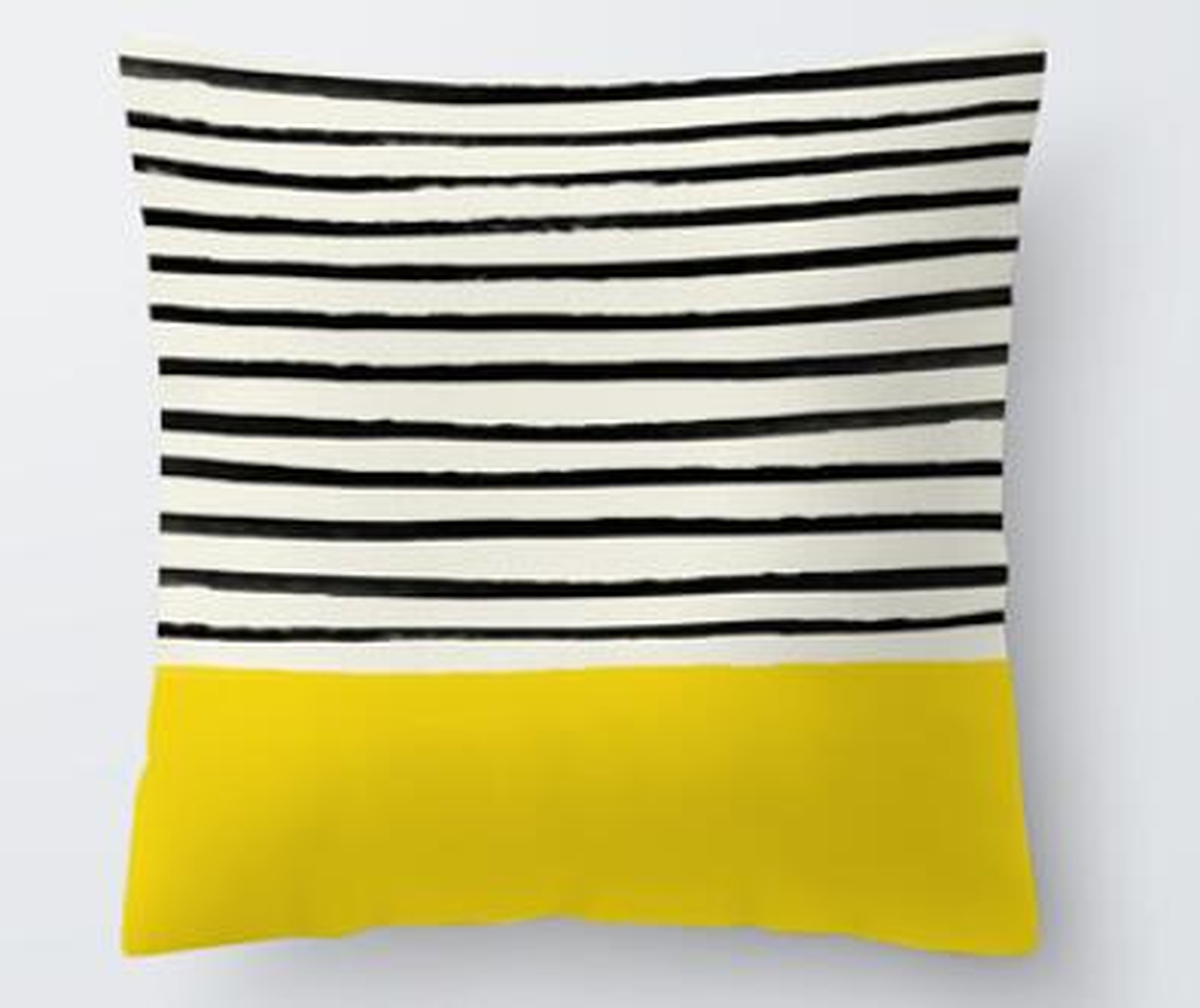 Housse de coussin jaune, fines rayures noires et blanches au-dessus d'un bandeau jaune, modèle 31