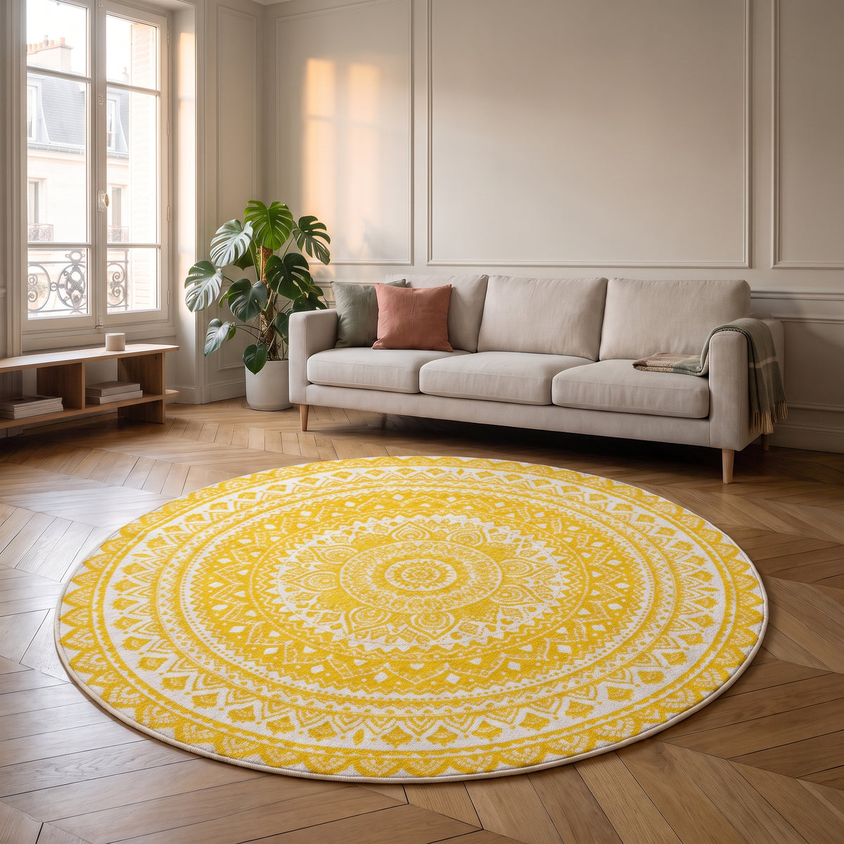 Tapis rond mandala jaune et blanc posé devant un canapé dans un salon
