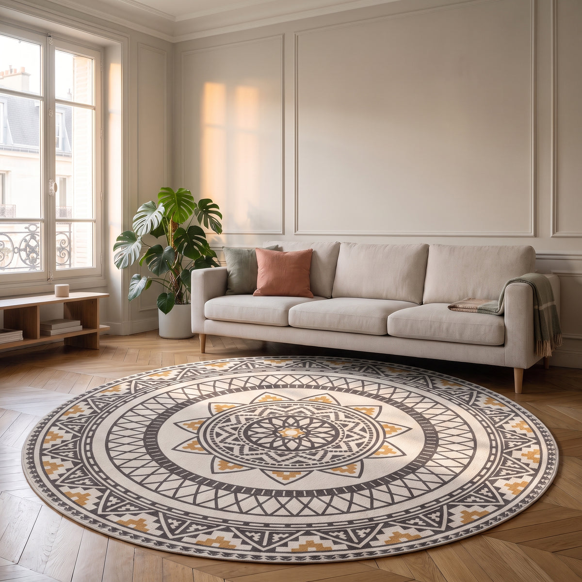 Tapis rond mandala jaune et gris posé devant un canapé dans un salon