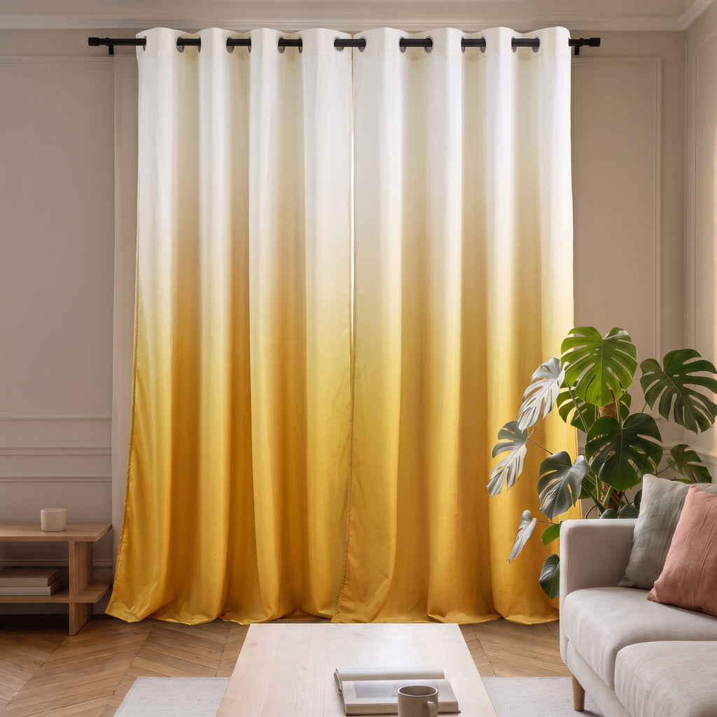 Rideau occultant en velours jaune dégradé fermé devant la fenêtre d'un salon