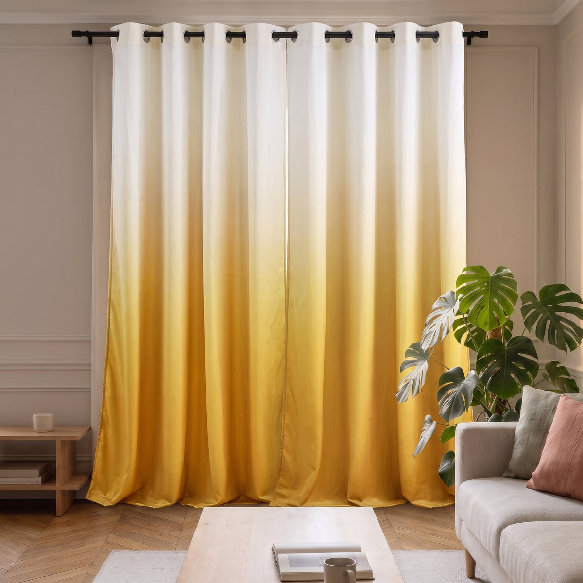 Rideau occultant en velours jaune dégradé fermé devant la fenêtre d'un salon