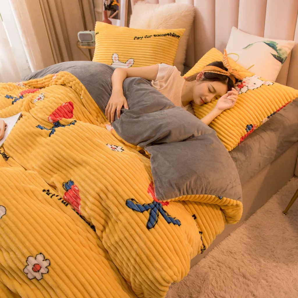 Parure de lit côtelée, option jaune fraise et gris, présentée sur un lit