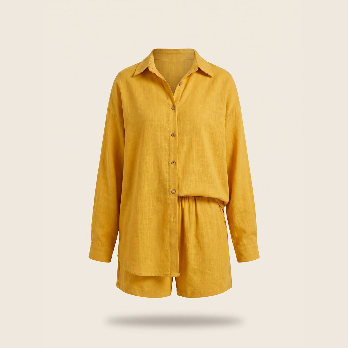 Ensemble chemise et short jaune présenté sur mannequin invisible, carré.