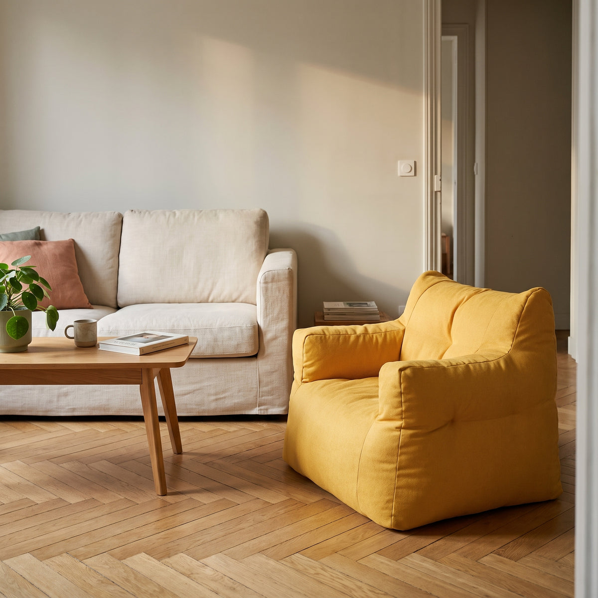 Mini fauteuil a billes jaune moutarde, au pied d un canape