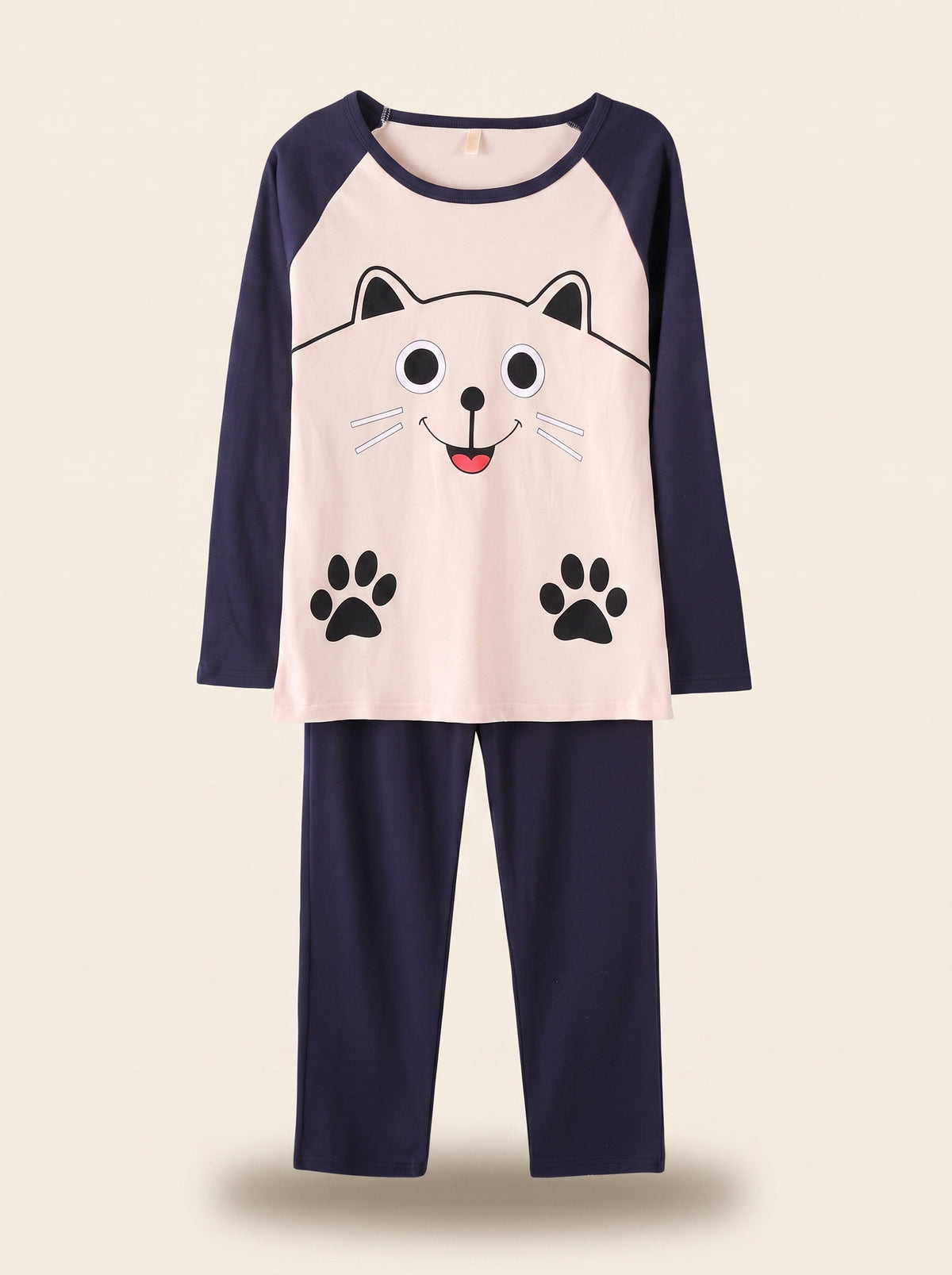 Haut et pantalon du pyjama chat beige et bleu marine présentés sans modèle.