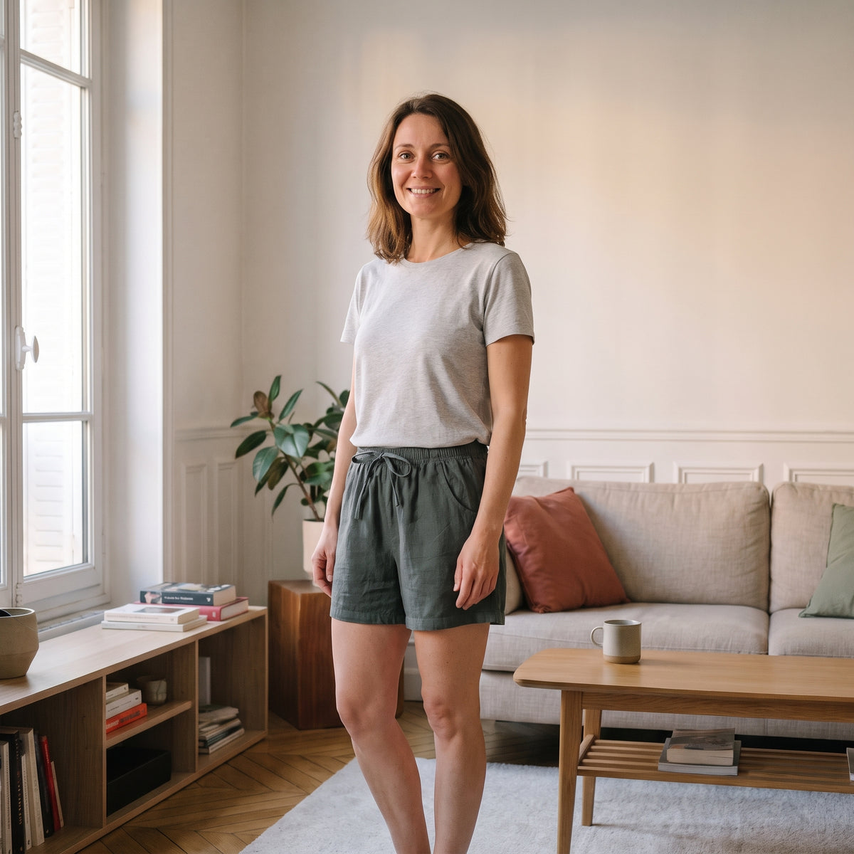 Short femme en coton et lin kaki porté dans un salon