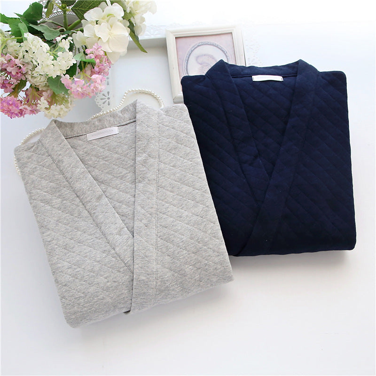 Les deux ensembles kimono plies cote a cote, gris clair et bleu marine Image