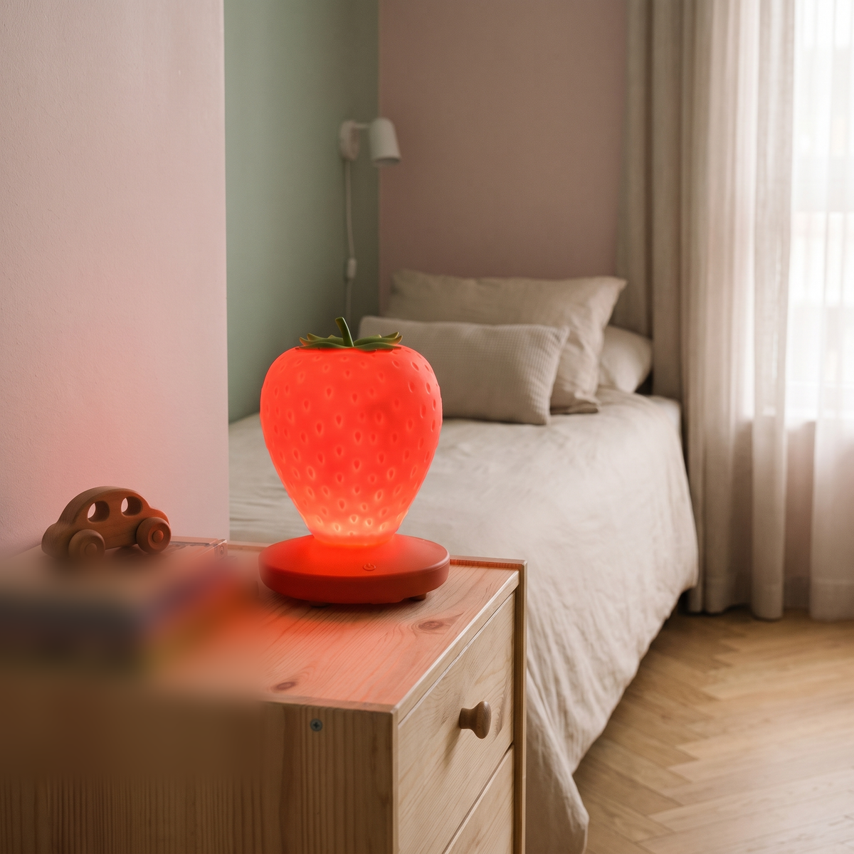 Veilleuse fraise rouge allumée près du lit dans une chambre d'enfant Image