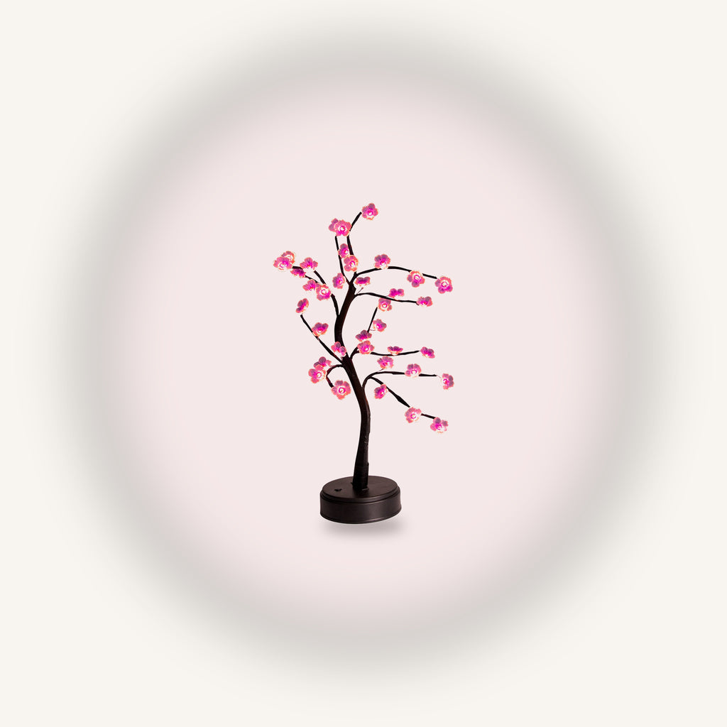 Vue entière de la lampe bonsaï LED, branches sombres, fleurs roses et socle rond noir