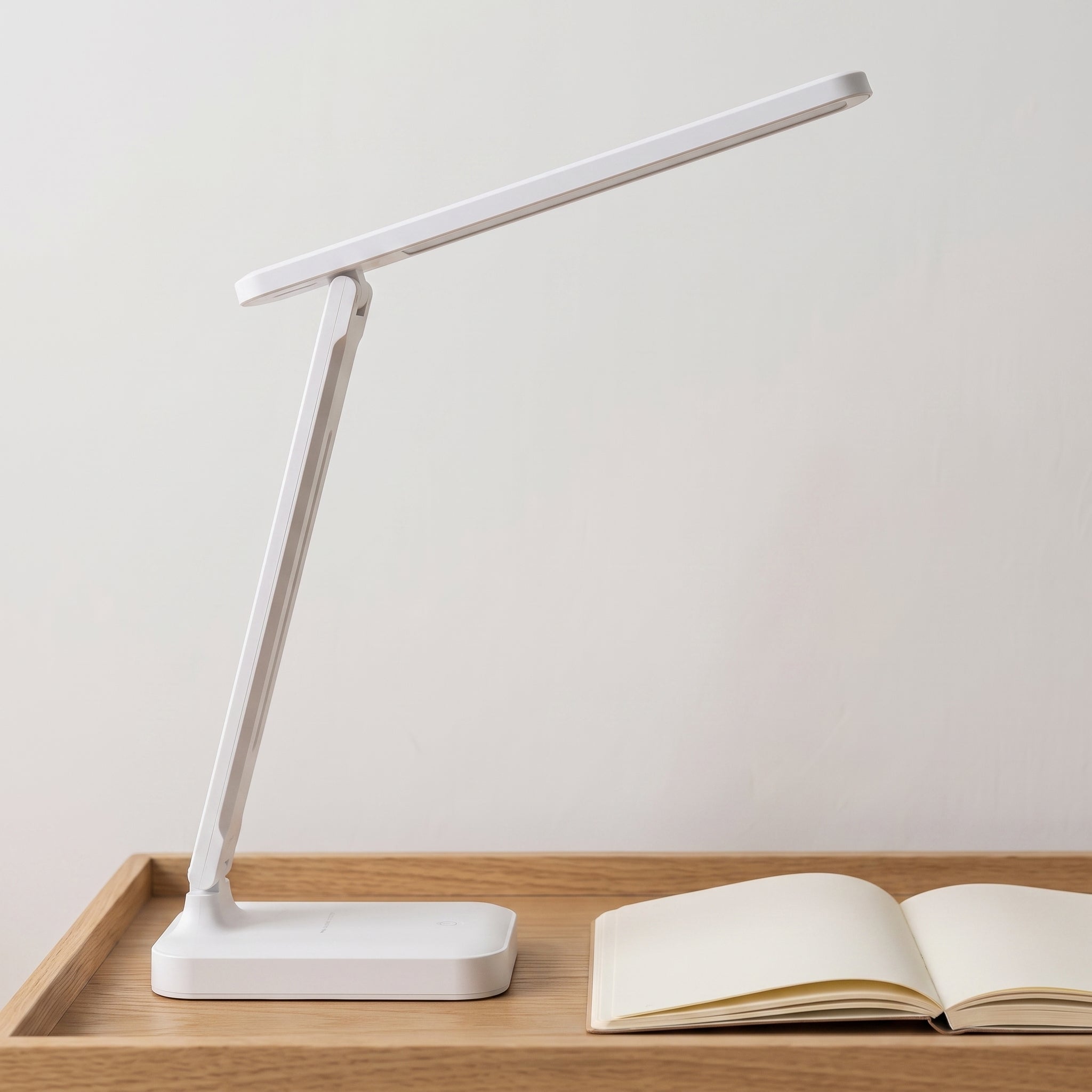 Lampe de bureau LED orientée vers les pages d’un livre Image