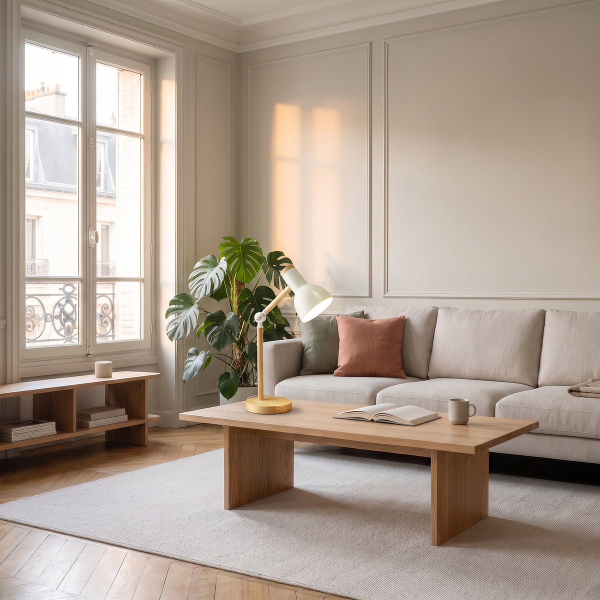 Lampe de bureau pliante blanche posée sur une table en bois dans un salon Image