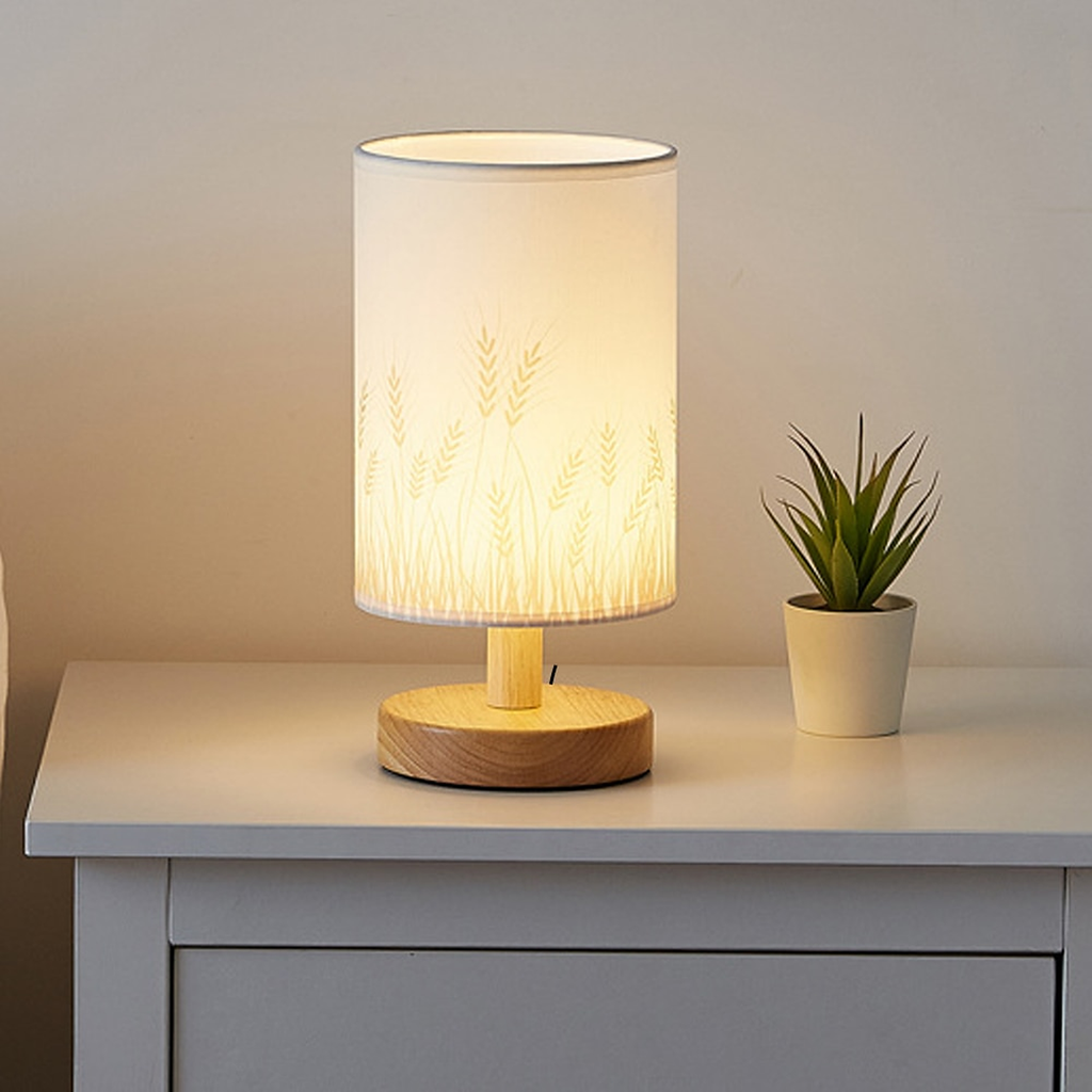 Détail de l’abat-jour à épis de blé et du socle en bois de la lampe