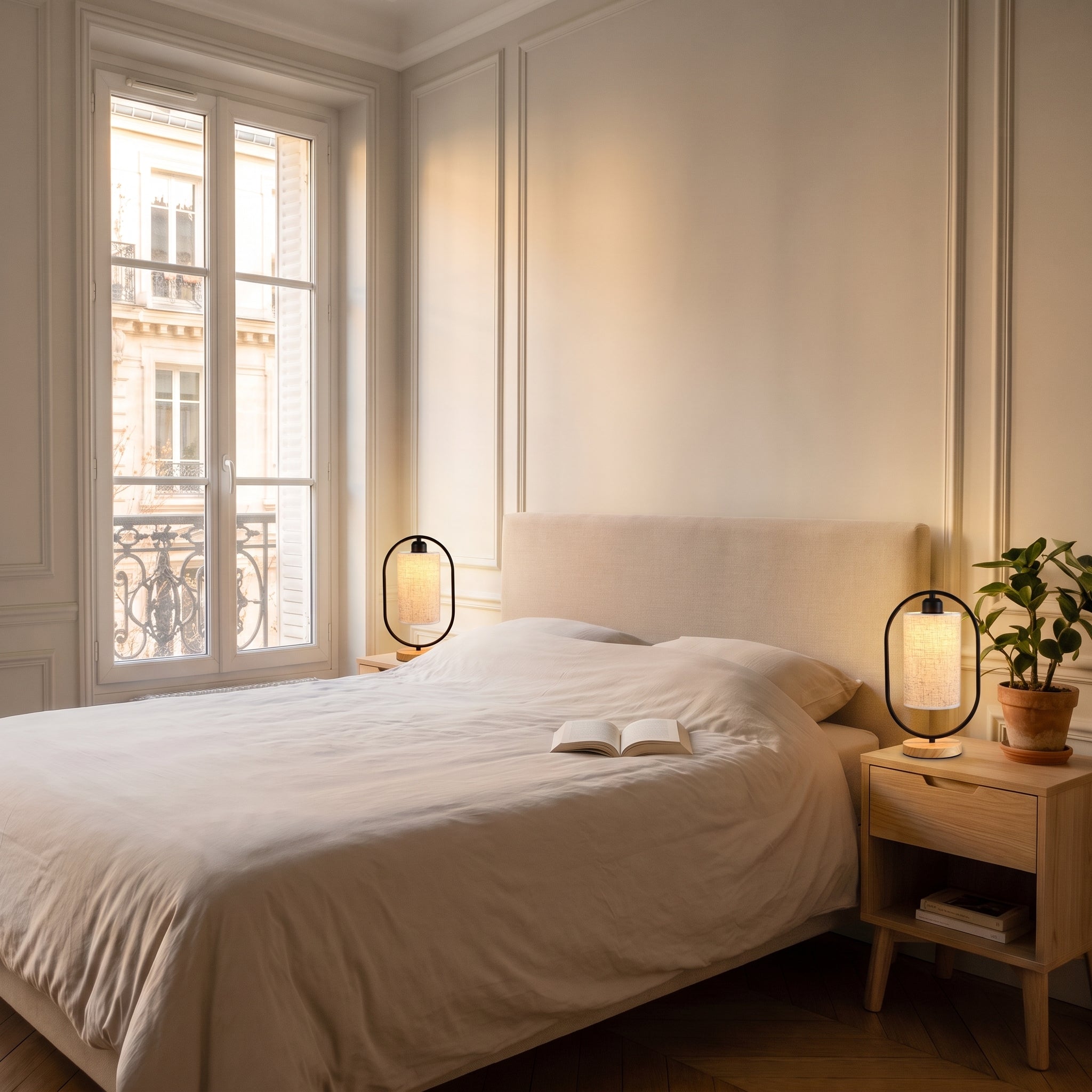 Lampe de chevet noire allumée sur une table, avec son cordon visible sous le plateau Image