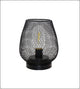 Lampe de table noire en fer ajouré sur fond clair
