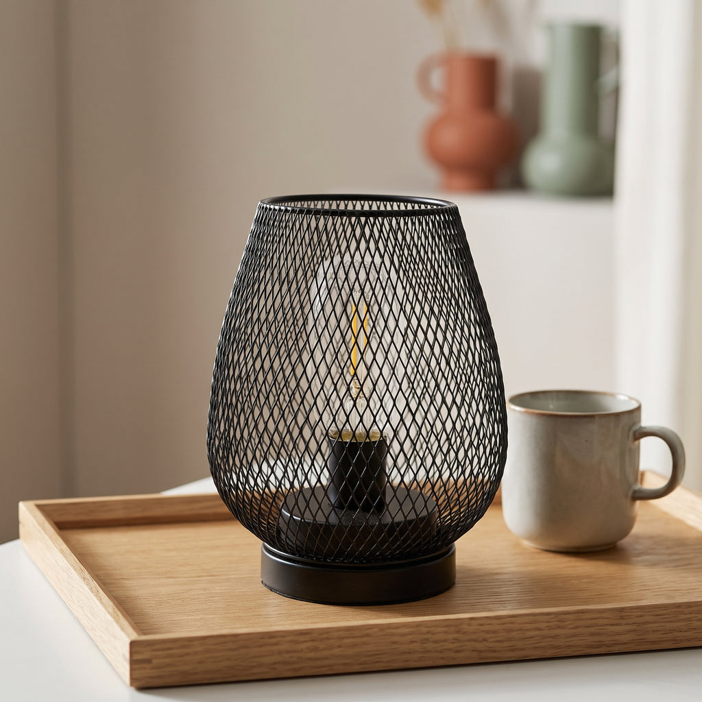 Détail de la cage en maille losangée de la lampe noire
