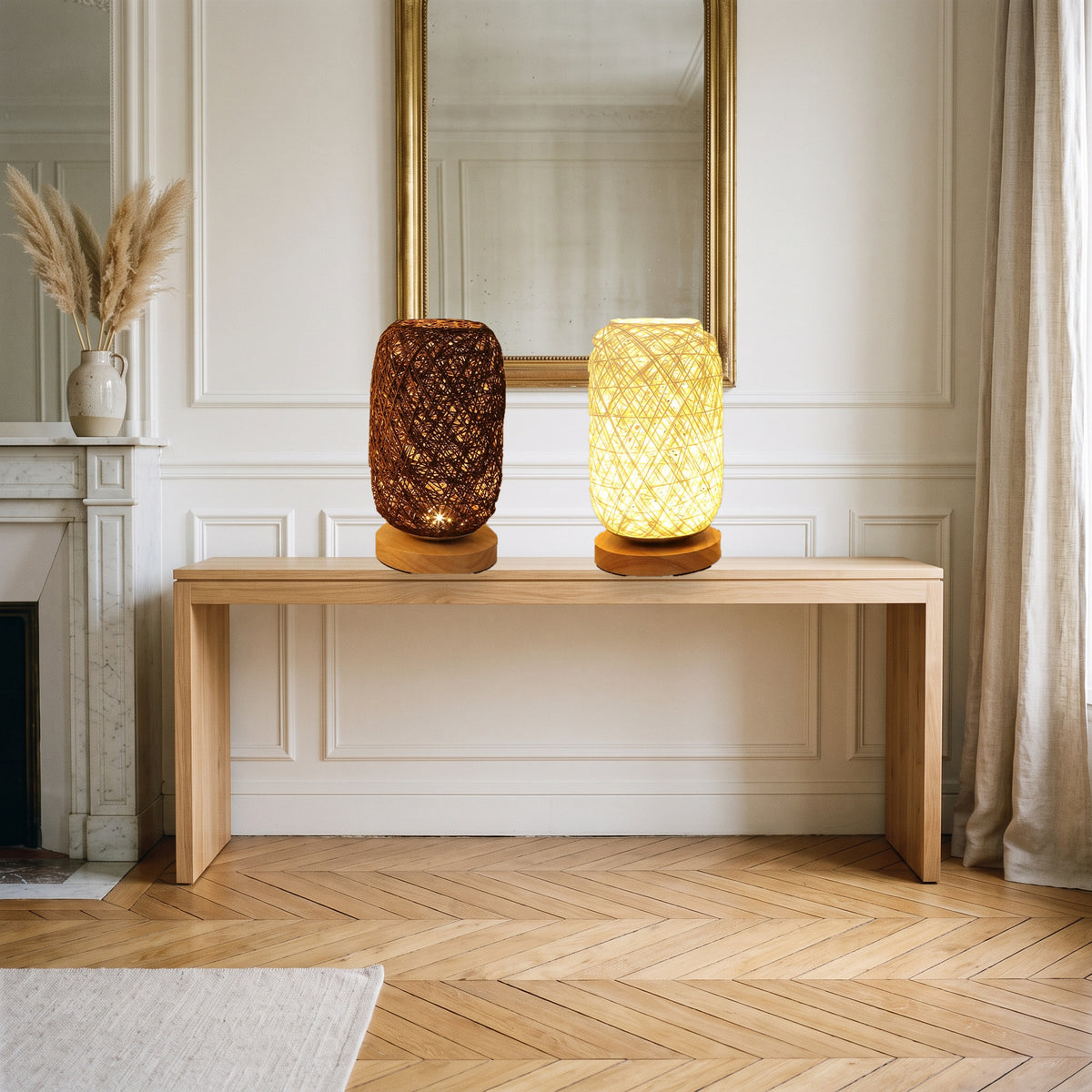 Les deux coloris beige et marron de la lampe de table effet rotin Image