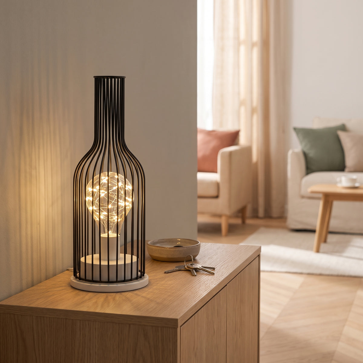 Lampe de table en fil de fer bouteille allumée sur une console d'entrée