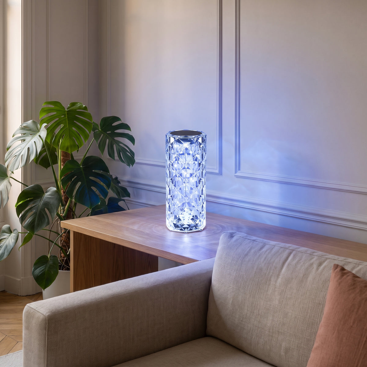 Lampe LED crystal touch posée sur une console du salon Image