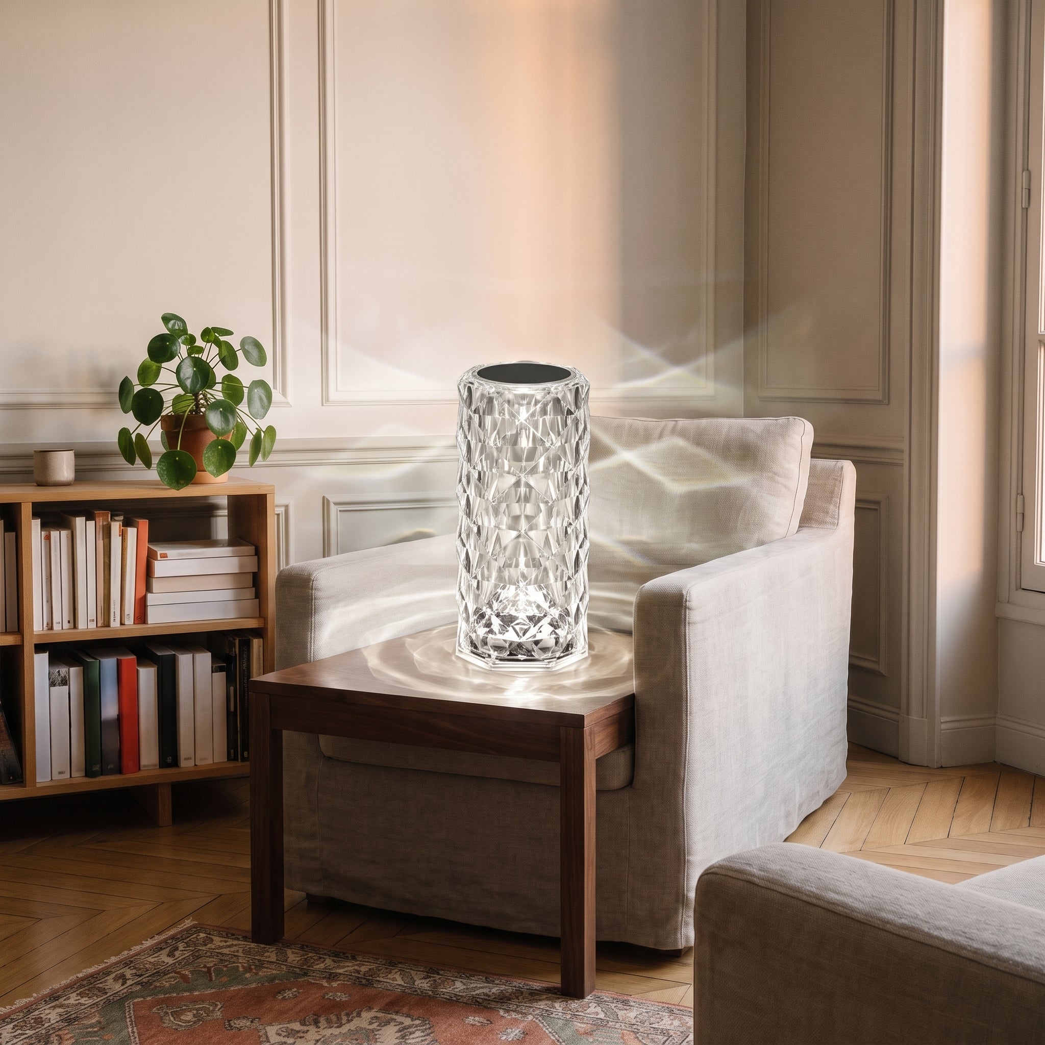 Lampe LED crystal touch allumée en lumière blanche près du fauteuil de lecture Image