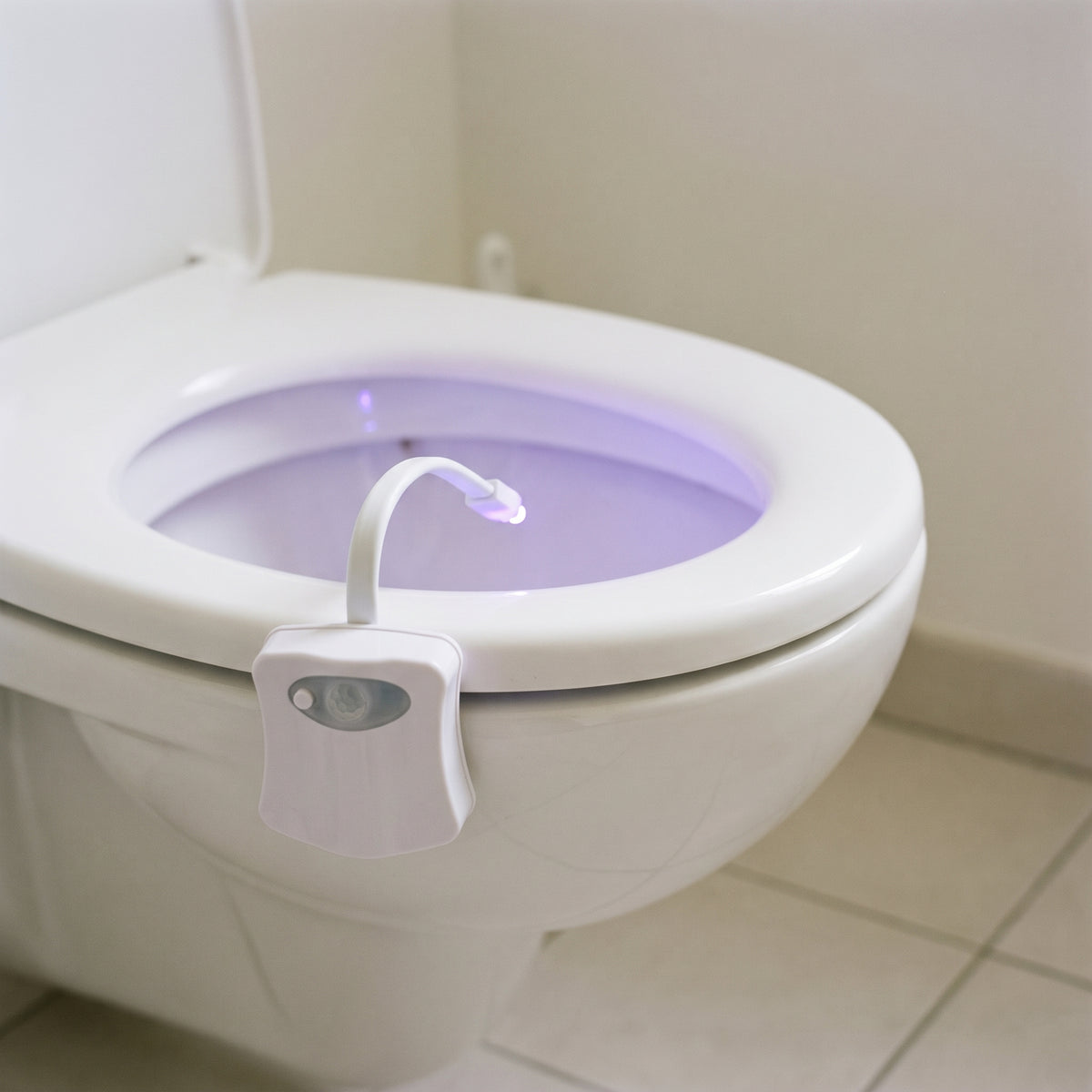 Lueur violette diffusée dans la cuvette par la veilleuse LED Image