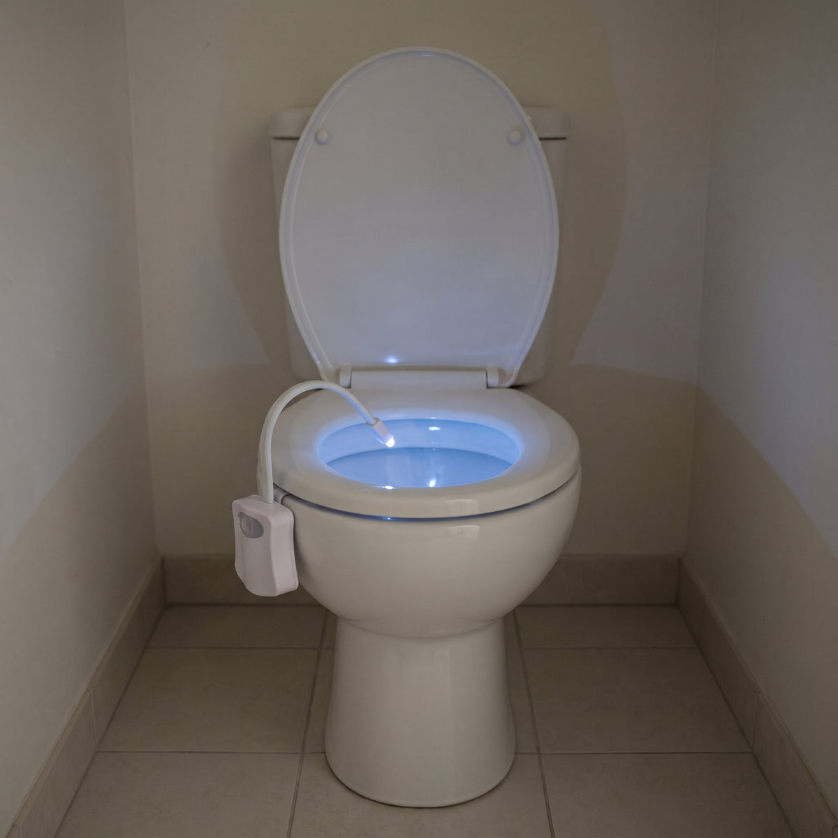 Veilleuse LED bleue dans une salle de bain pendant la nuit Image