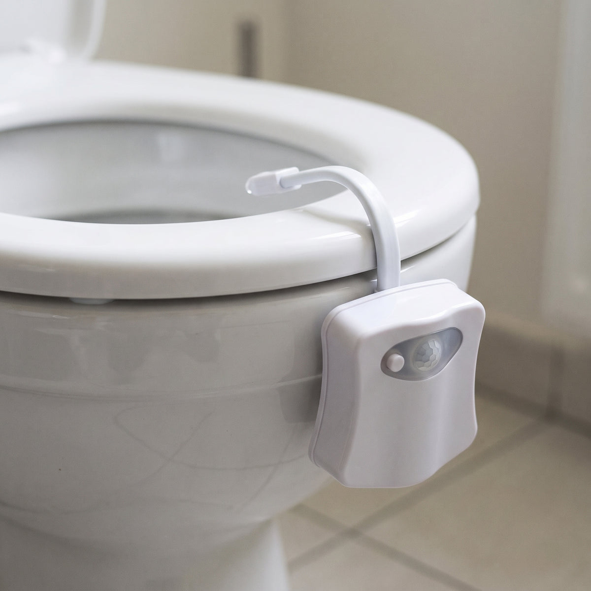 Pose du boîtier et du bras flexible sur le rebord de la cuvette Image