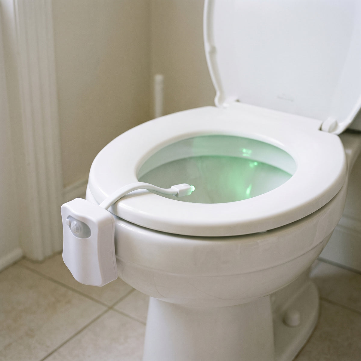 Veilleuse LED verte installée sur une cuvette de toilettes