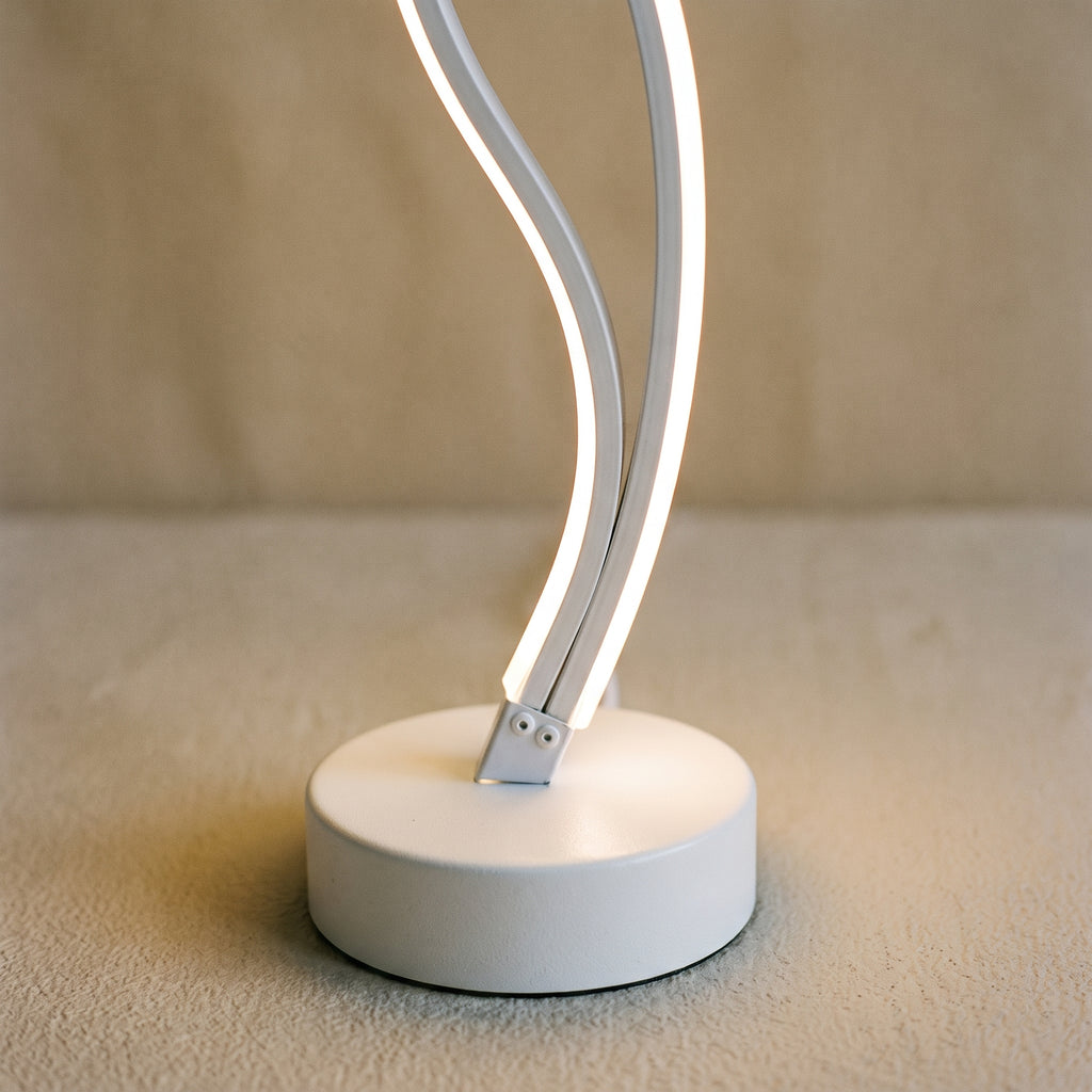 Détail du socle rond et des deux courbes lumineuses de la lampe spirale modèle 1