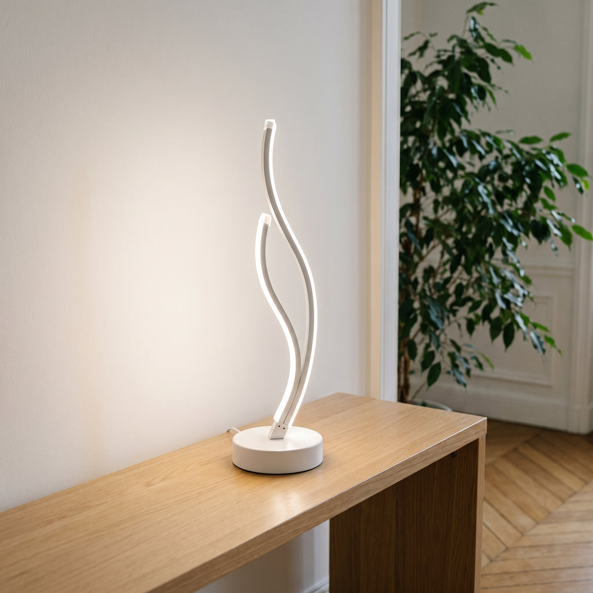 Lampe LED spirale modèle 1 à lumière blanche sur une console de salon Image