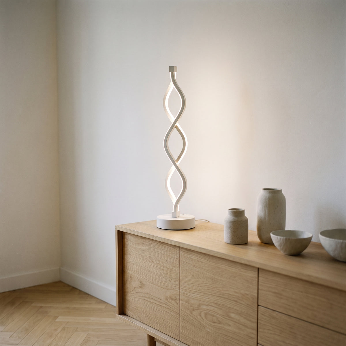 Lampe LED spirale modèle 2 à lumière blanche sur un buffet de salle à manger