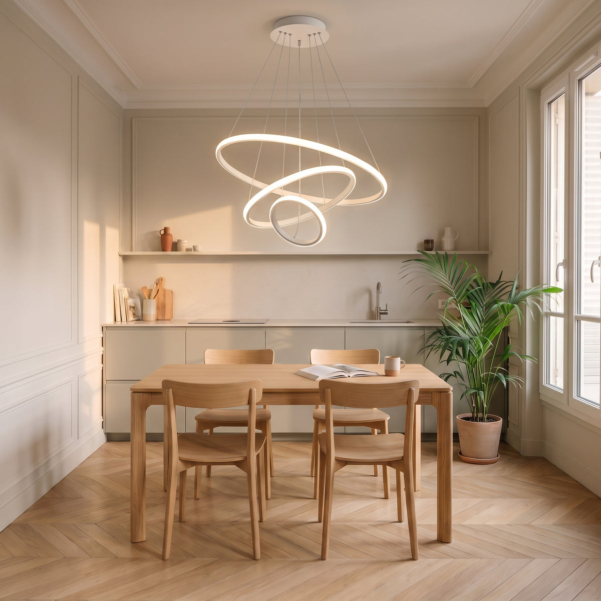 Plafonnier LED suspendu blanc à trois anneaux au-dessus d’une table de salle à manger
