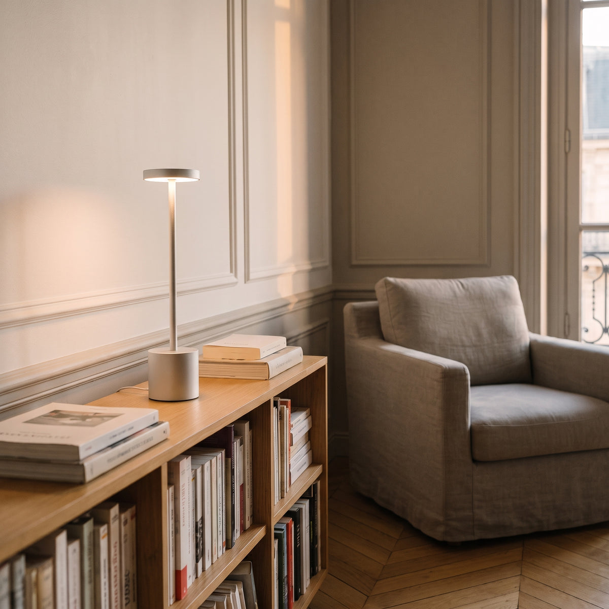 Lampe LED tactile argentée allumée dans un coin lecture