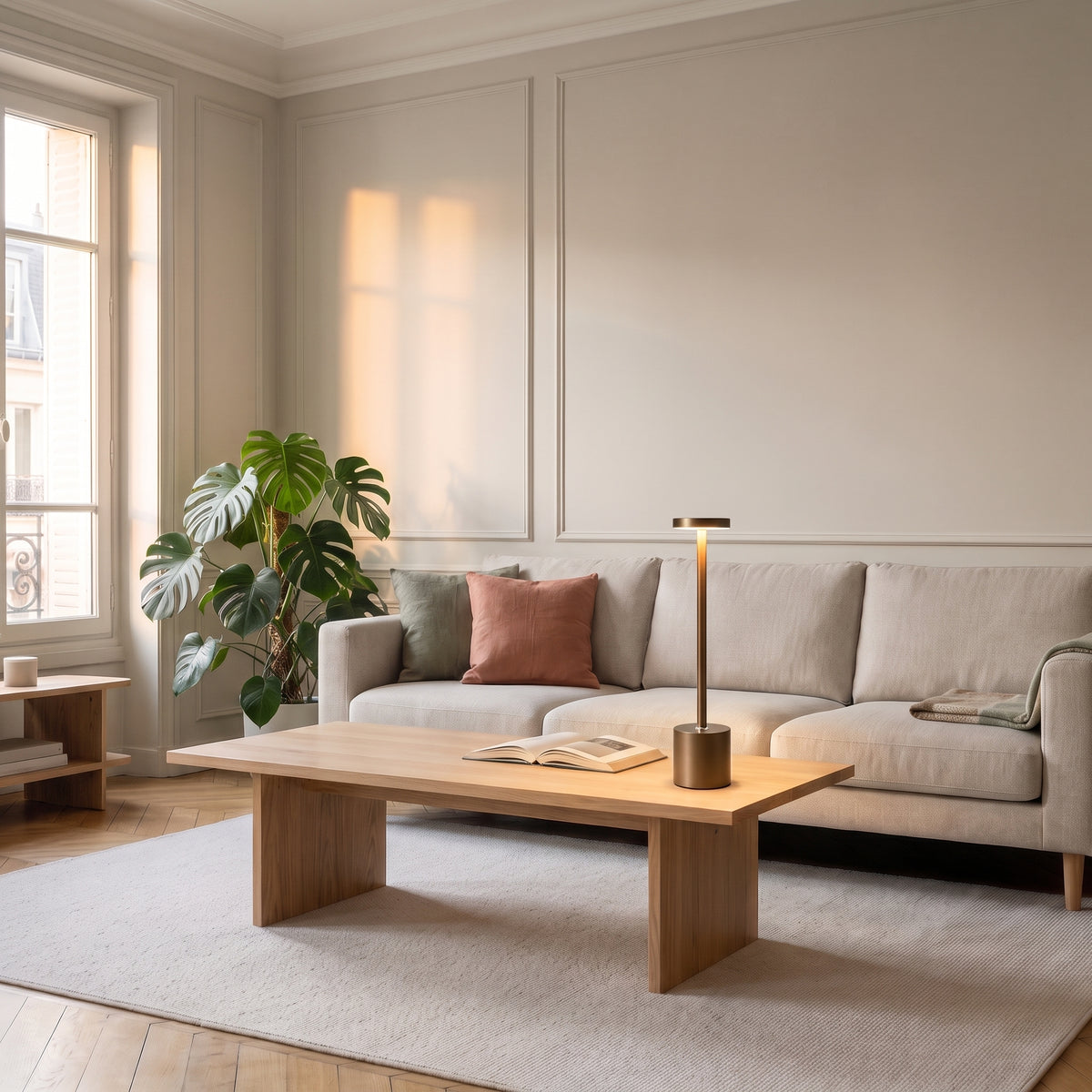 Lampe LED tactile bronze allumée sur une table basse