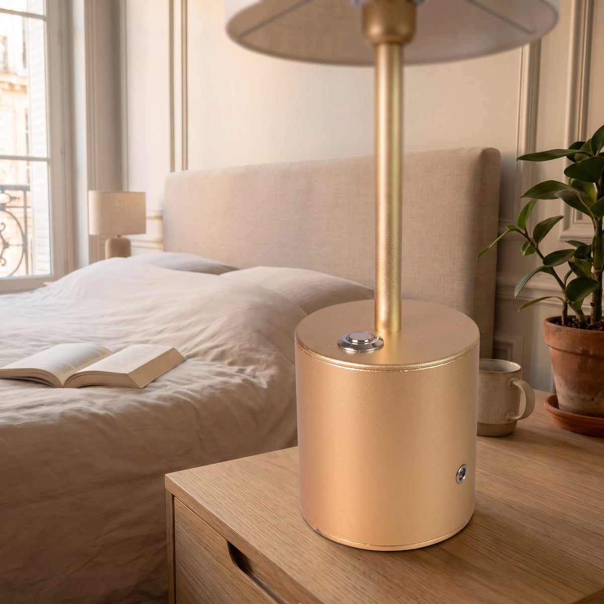 Détail du socle et de la commande de la lampe LED tactile dorée