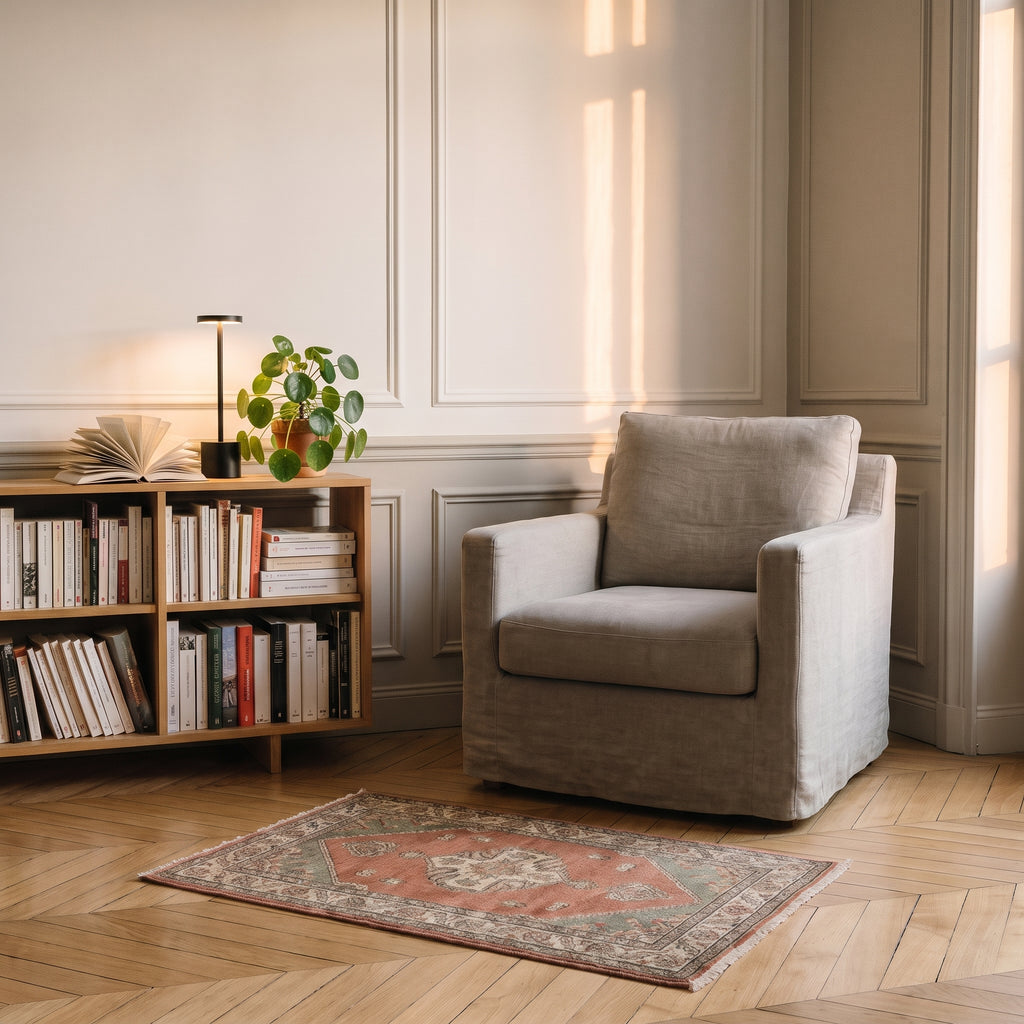 Lampe LED tactile noire allumée dans un coin lecture