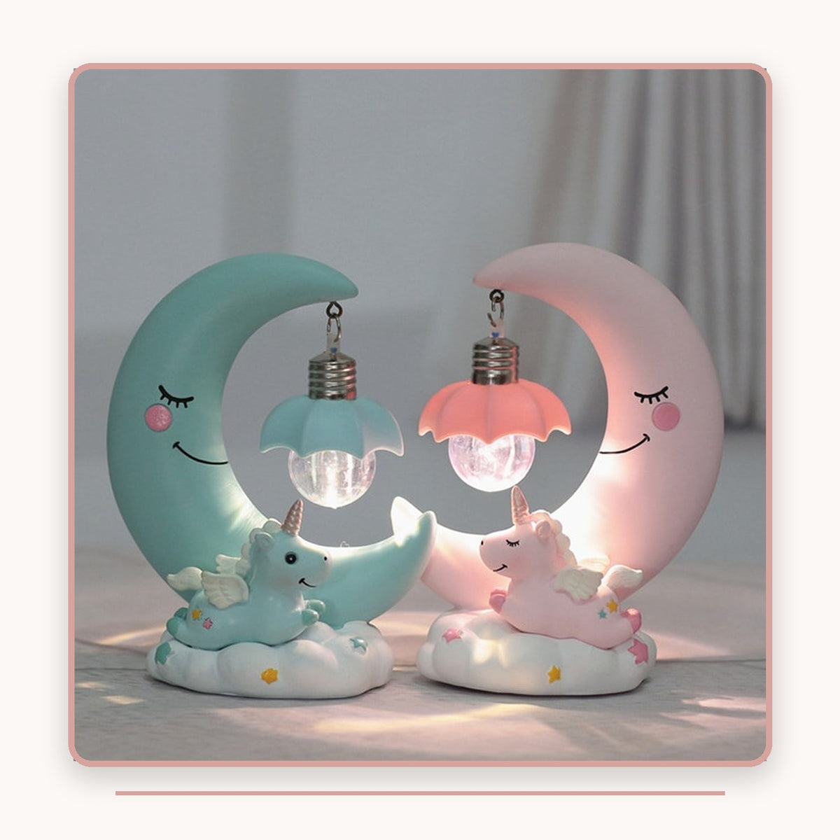 Veilleuses lune licorne verte et rose allumées côte à côte Image