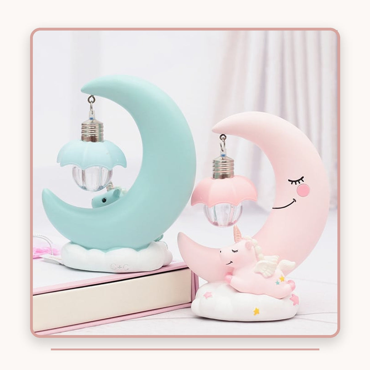 Veilleuses lune licorne rose et verte vues sous deux angles