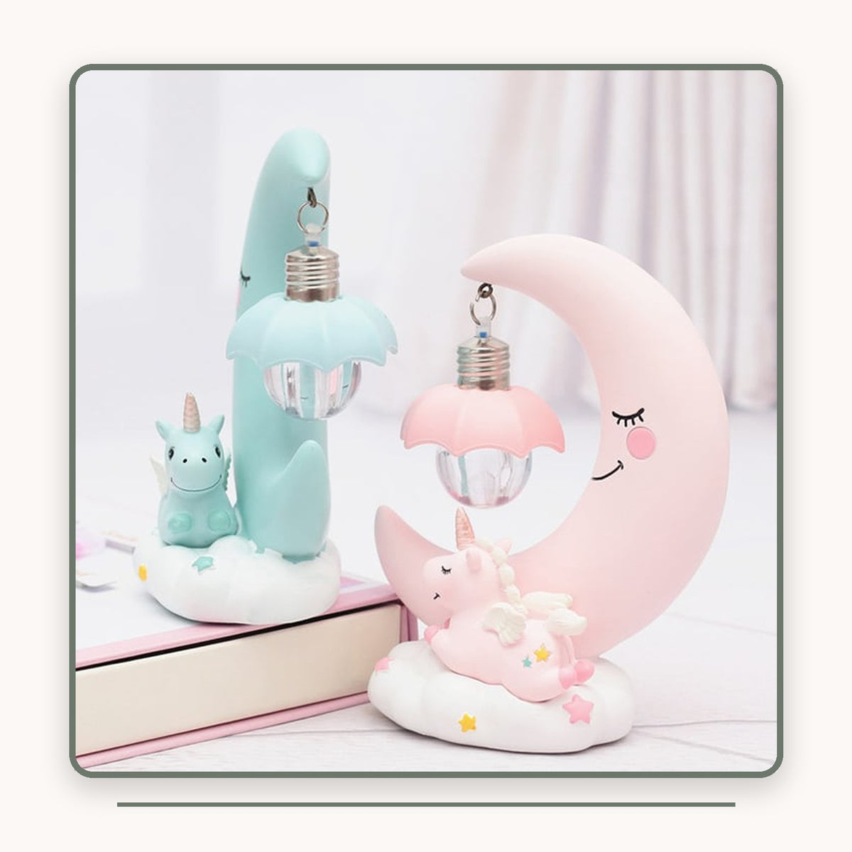 Veilleuses lune licorne verte et rose présentées de profil
