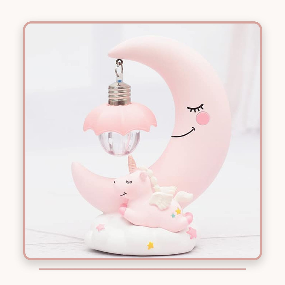 Détail du croissant rose, du globe suspendu et de la licorne ailée