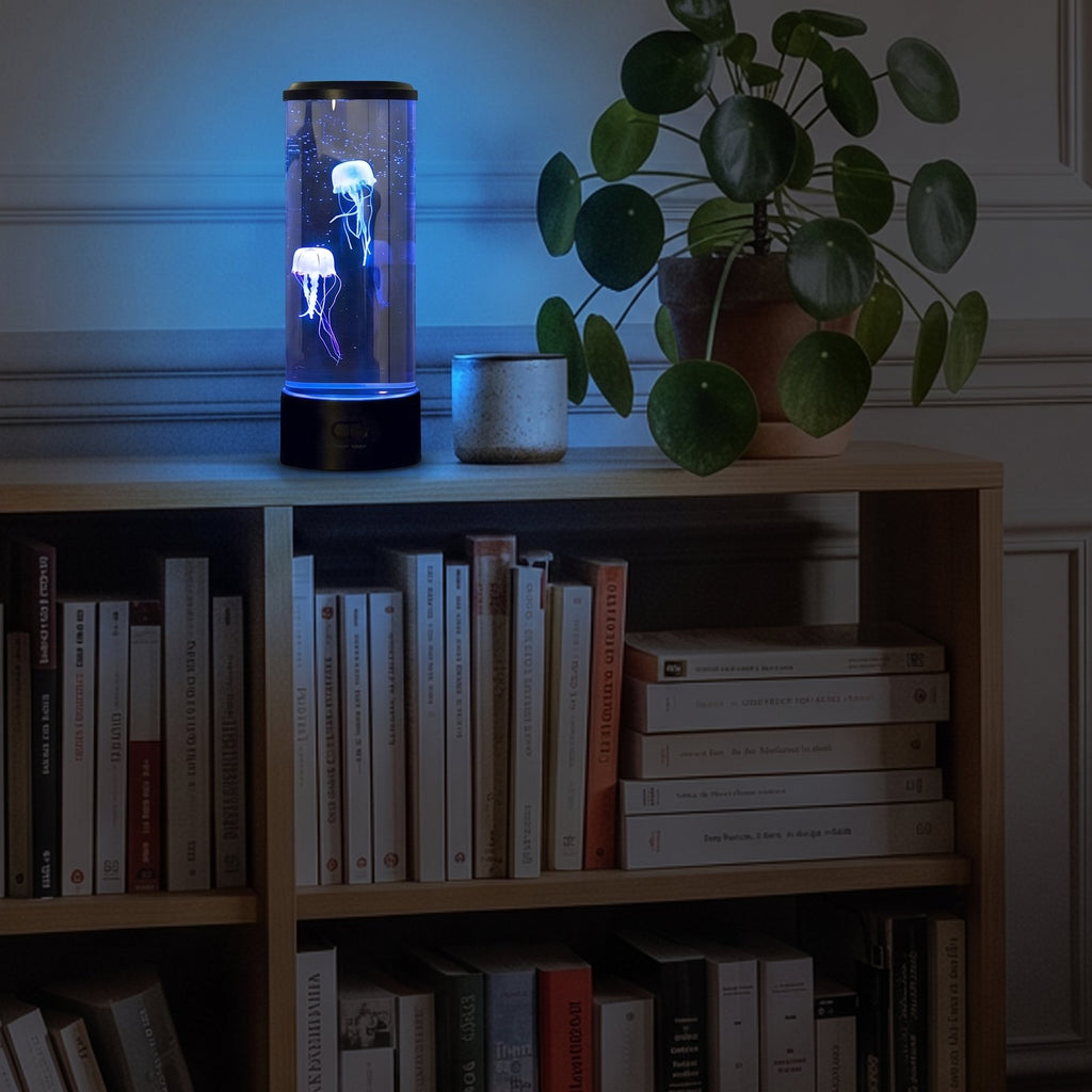 Lampe méduse posée sur une bibliothèque basse, éclairée en bleu, devant des livres